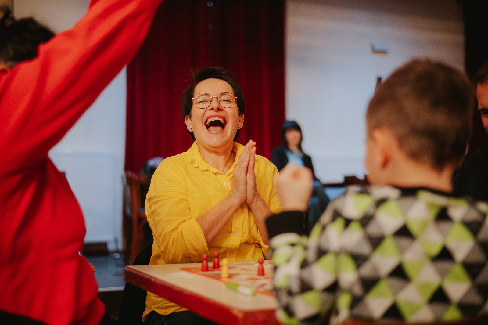 Spielerin jubelt lachend am Spieltisch